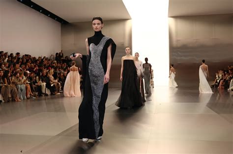 fendi 04 luglio|La sfilata Fendi Haute Couture Primavera Estate 2024 .